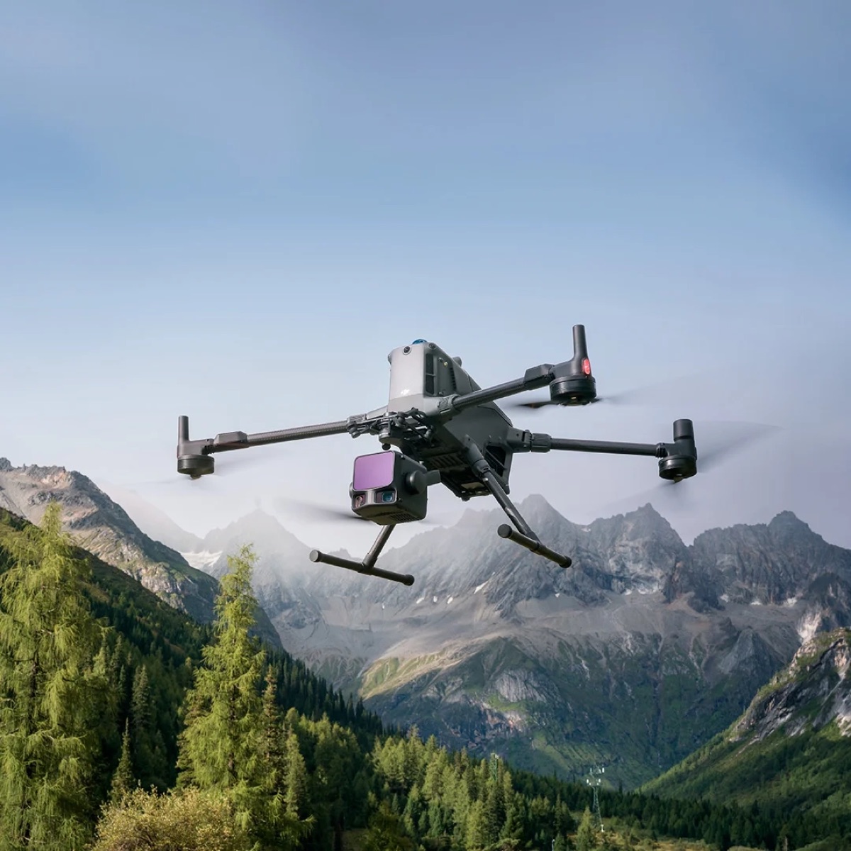 Dron DJI Matrice con sensor LiDAR sobrevolando un valle cordillerano