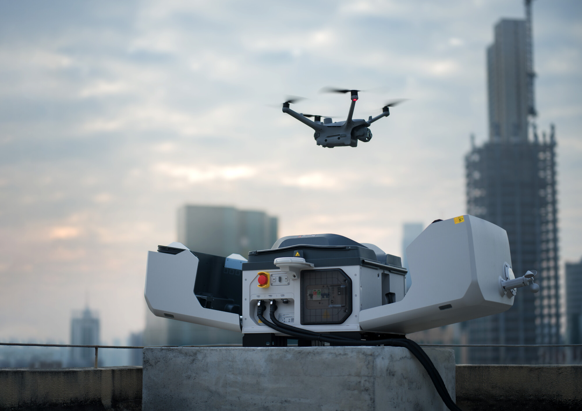 Dron despegando desde una estación DJI Dock en una azotea